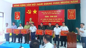 Cảnh sát biển thăm và “tiếp sức” cụm đảo Hòn Khoai