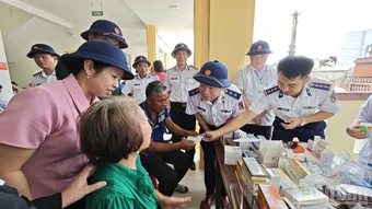 Cảnh sát biển Việt Nam đồng hành cùng nhân dân xã đảo Nhơn Châu