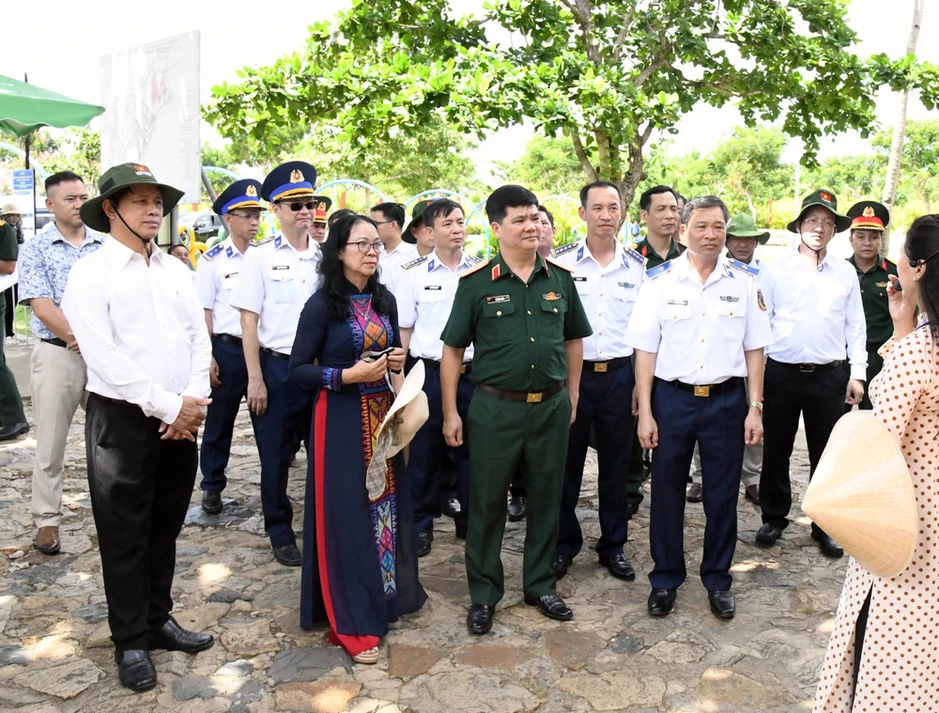 Cảnh sát biển Việt Nam tưởng niệm, tri ân các Anh hùng liệt sĩ tại Côn Đảo Cảnh sát biển Việt Nam tưởng niệm, tri ân các Anh hùng liệt sĩ tại Côn Đảo