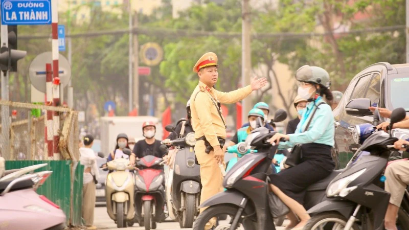 Cảnh sát giao thông Hà Nội vượt khó thực hiện "nhiệm vụ kép" Cảnh sát giao thông Hà Nội vượt khó thực hiện "nhiệm vụ kép"