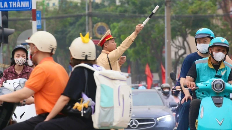 Cảnh sát giao thông Hà Nội vượt khó thực hiện "nhiệm vụ kép" Cảnh sát giao thông Hà Nội vượt khó thực hiện "nhiệm vụ kép"