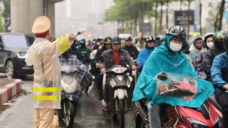 Cảnh sát giao thông Hà Nội vượt khó thực hiện "nhiệm vụ kép" Cảnh sát giao thông Hà Nội vượt khó thực hiện "nhiệm vụ kép"