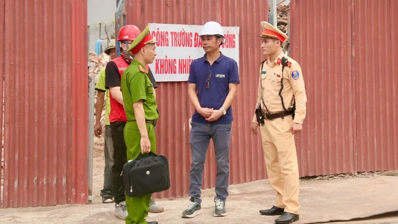 Cảnh sát giao thông Hà Nội vượt khó thực hiện "nhiệm vụ kép" Cảnh sát giao thông Hà Nội vượt khó thực hiện "nhiệm vụ kép"