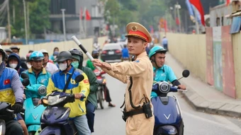 Cảnh sát giao thông Hà Nội vượt khó thực hiện "nhiệm vụ kép"