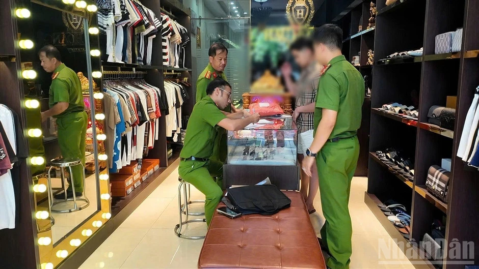 Cảnh sát kinh tế Đà Nẵng: 70 năm vững vàng trên mặt trận "không tiếng súng" Cảnh sát kinh tế Đà Nẵng: 70 năm vững vàng trên mặt trận "không tiếng súng"