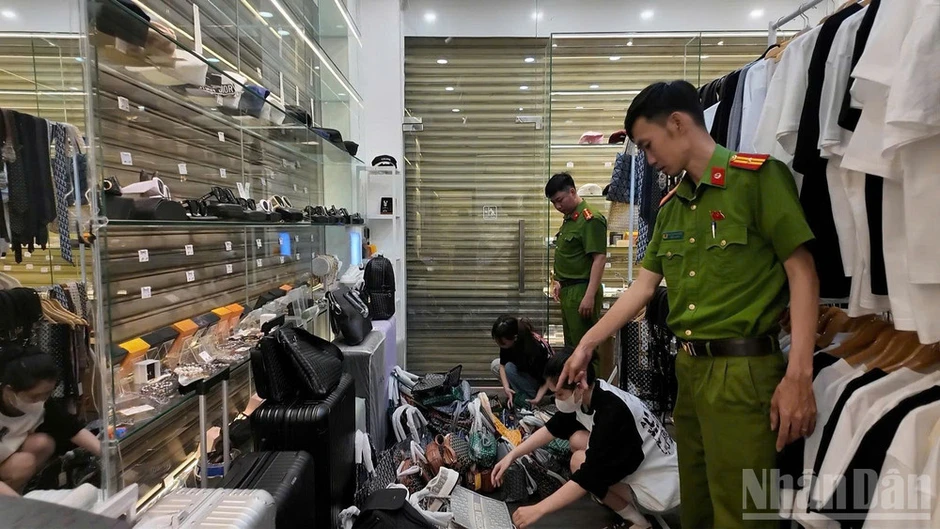 Cảnh sát kinh tế Đà Nẵng: 70 năm vững vàng trên mặt trận "không tiếng súng" Cảnh sát kinh tế Đà Nẵng: 70 năm vững vàng trên mặt trận "không tiếng súng"