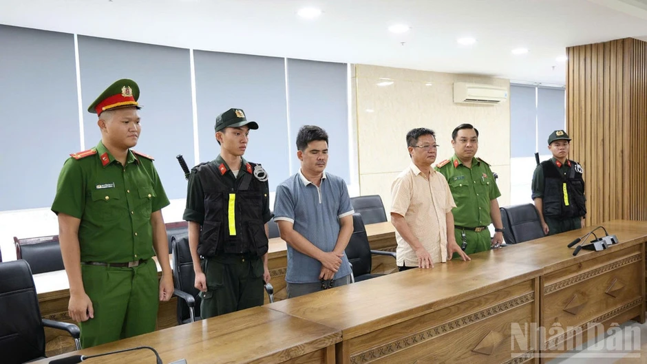 Cảnh sát kinh tế Đà Nẵng: 70 năm vững vàng trên mặt trận "không tiếng súng" Cảnh sát kinh tế Đà Nẵng: 70 năm vững vàng trên mặt trận "không tiếng súng"