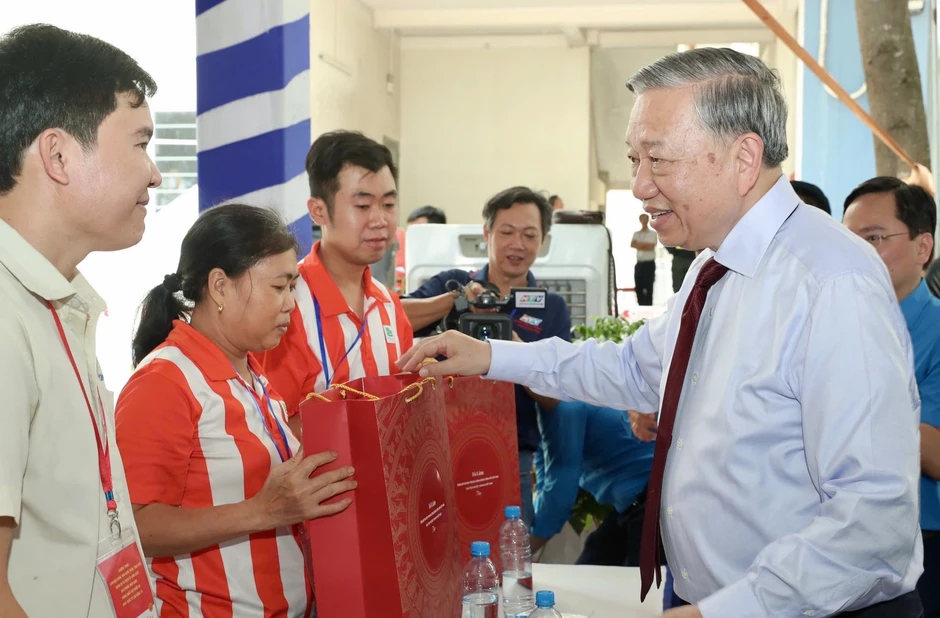 Chăm lo đời sống công nhân, người lao động là nhiệm vụ chính trị quan trọng Chăm lo đời sống công nhân, người lao động là nhiệm vụ chính trị quan trọng