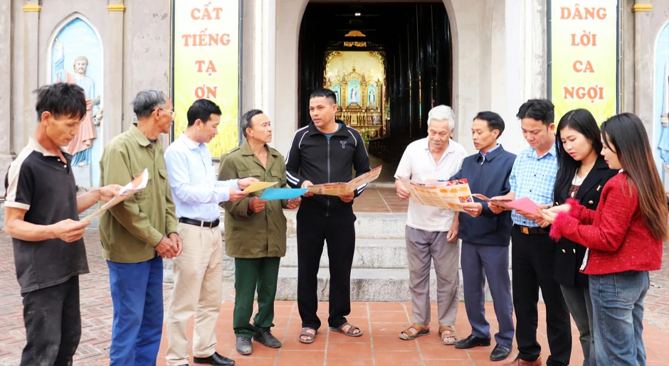 Chàng trai vùng cao Quảng Ninh dùng loa phát thanh kêu gọi người dân đi bầu cử Chàng trai vùng cao Quảng Ninh dùng loa phát thanh kêu gọi người dân đi bầu cử