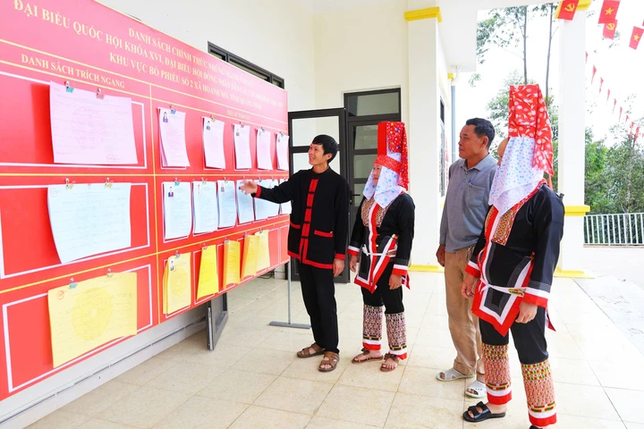 Chàng trai vùng cao Quảng Ninh dùng loa phát thanh kêu gọi người dân đi bầu cử Chàng trai vùng cao Quảng Ninh dùng loa phát thanh kêu gọi người dân đi bầu cử