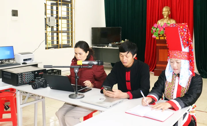 Chàng trai vùng cao Quảng Ninh dùng loa phát thanh kêu gọi người dân đi bầu cử Chàng trai vùng cao Quảng Ninh dùng loa phát thanh kêu gọi người dân đi bầu cử