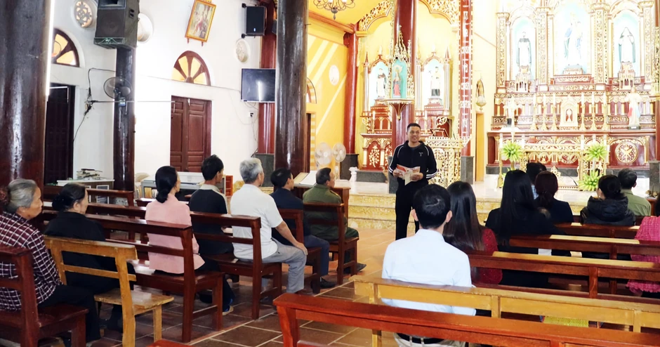 Chàng trai vùng cao Quảng Ninh dùng loa phát thanh kêu gọi người dân đi bầu cử Chàng trai vùng cao Quảng Ninh dùng loa phát thanh kêu gọi người dân đi bầu cử