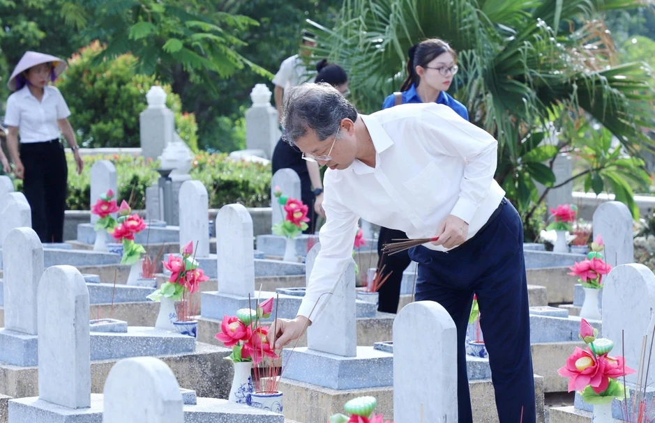 Chánh án TANDTC dâng hương tưởng niệm các Anh hùng liệt sĩ tại Quảng Trị Chánh án TANDTC dâng hương tưởng niệm các Anh hùng liệt sĩ tại Quảng Trị