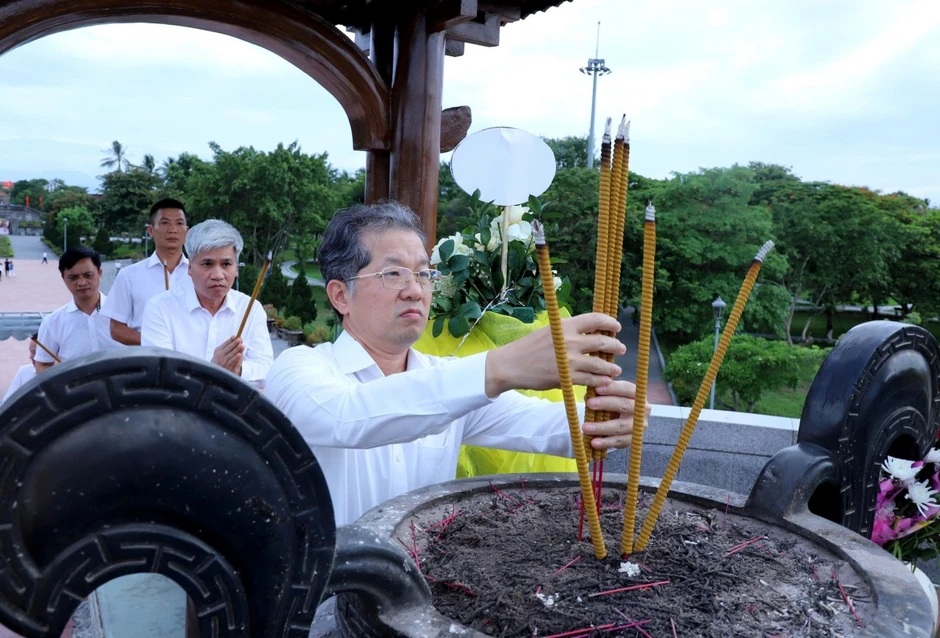 Chánh án TANDTC dâng hương tưởng niệm các Anh hùng liệt sĩ tại Quảng Trị Chánh án TANDTC dâng hương tưởng niệm các Anh hùng liệt sĩ tại Quảng Trị