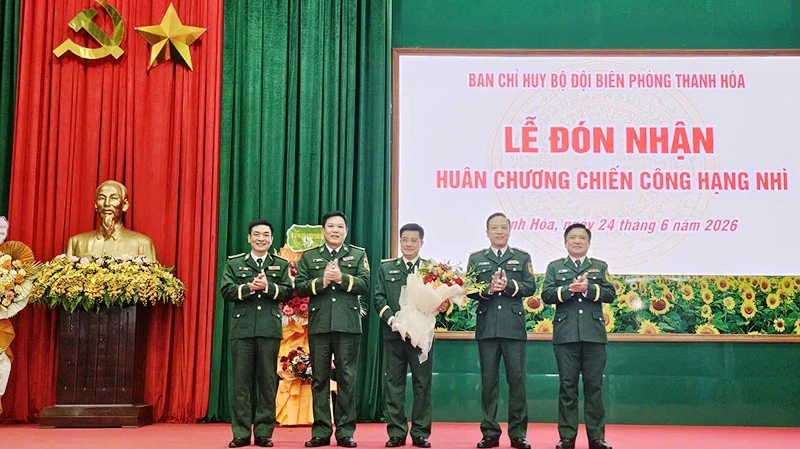 Chỉ huy trưởng Ban chỉ huy Bộ đội Biên phòng tỉnh Thanh Hóa được tặng thưởng Huân chương chiến công hạng nhì Chỉ huy trưởng Ban chỉ huy Bộ đội Biên phòng tỉnh Thanh Hóa được tặng thưởng Huân chương chiến công hạng nhì