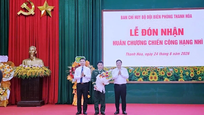 Chỉ huy trưởng Ban chỉ huy Bộ đội Biên phòng tỉnh Thanh Hóa được tặng thưởng Huân chương chiến công hạng nhì Chỉ huy trưởng Ban chỉ huy Bộ đội Biên phòng tỉnh Thanh Hóa được tặng thưởng Huân chương chiến công hạng nhì
