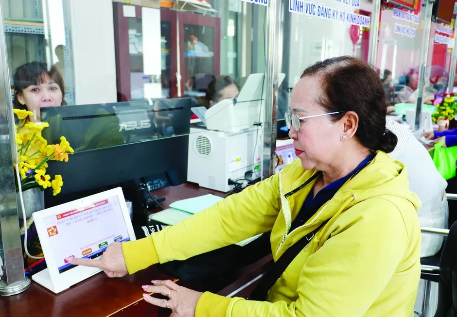 Chỉ số cải cách hành chính của TPHCM thăng hạng: Chuyển động bắt đầu từ đội ngũ cán bộ cơ sở Chỉ số cải cách hành chính của TPHCM thăng hạng: Chuyển động bắt đầu từ đội ngũ cán bộ cơ sở
