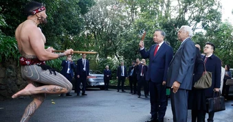 Chiến binh Maori múa, chào “hongi” đón Tổng Bí thư, Chủ tịch nước Tô Lâm