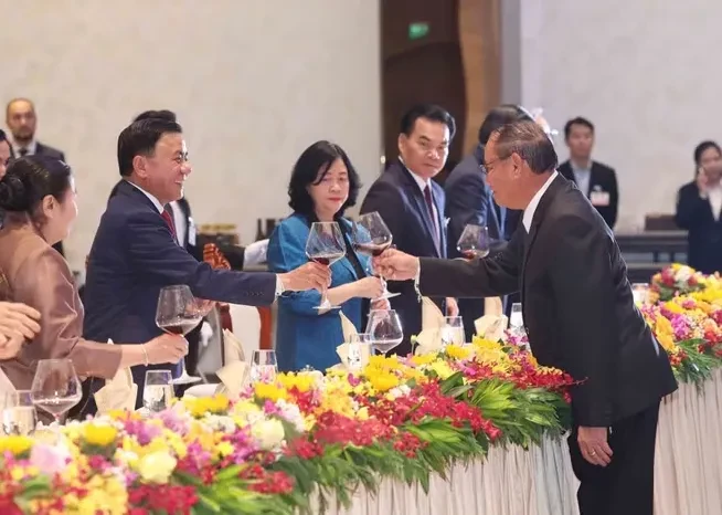 Chiêu đãi trọng thể chào mừng Thường trực Ban Bí thư Trần Cẩm Tú cùng Đoàn Việt Nam
