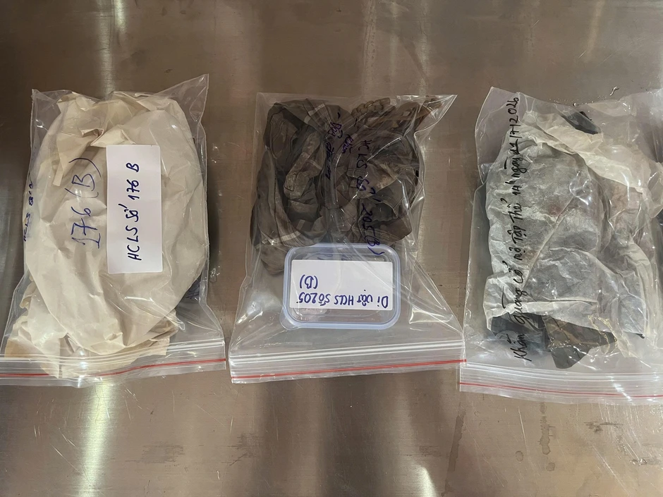 Chín chiếc khăn mở ra hướng xác minh danh tính liệt sĩ ở Công viên Lê Thị Riêng Chín chiếc khăn mở ra hướng xác minh danh tính liệt sĩ ở Công viên Lê Thị Riêng