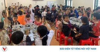Chính phủ hỗ trợ tiền ăn và gạo cho học sinh nội trú