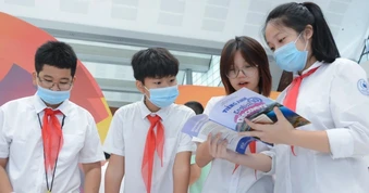 Chính phủ khuyến khích các tỉnh sớm miễn phí sách giáo khoa cho học sinh