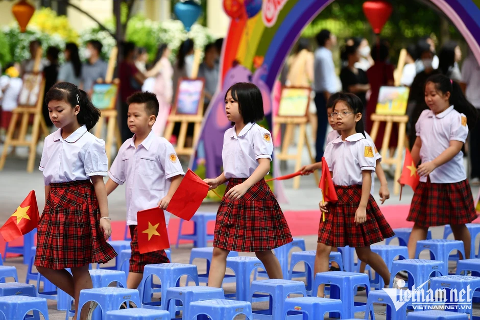Chính phủ yêu cầu hoàn thành sắp xếp trường công trước 30/8