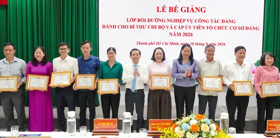 Chủ động và sáng tạo, không chờ chỉ đạo, giao việc Chủ động và sáng tạo, không chờ chỉ đạo, giao việc