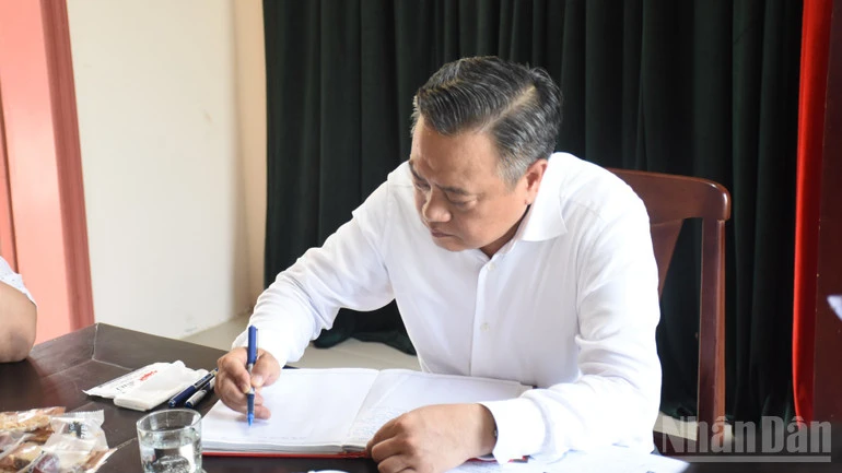 Chủ nhiệm Ủy ban Kiểm tra Trung ương Trần Sỹ Thanh dâng hương tại Bia di tích Ban Kiểm tra thuộc Khu di tích lịch sử Quốc gia khu ủy Khu V