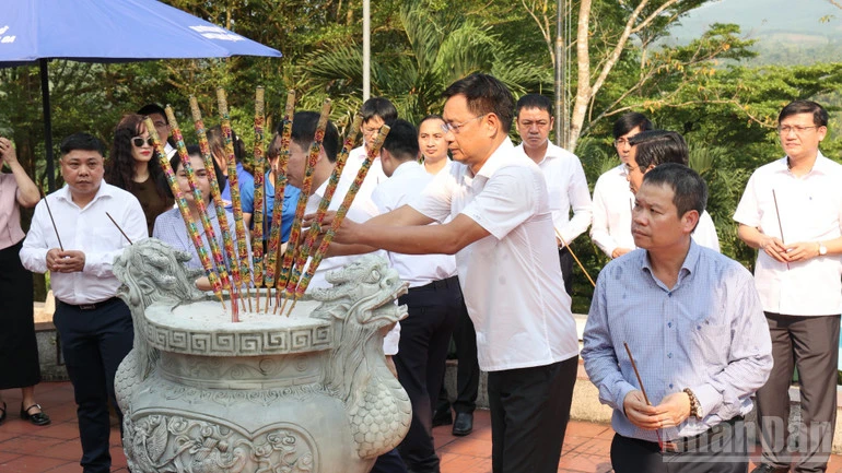 Chủ nhiệm Ủy ban Kiểm tra Trung ương Trần Sỹ Thanh dâng hương tại Bia di tích Ban Kiểm tra thuộc Khu di tích lịch sử Quốc gia khu ủy Khu V