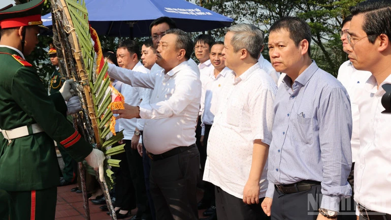 Chủ nhiệm Ủy ban Kiểm tra Trung ương Trần Sỹ Thanh dâng hương tại Bia di tích Ban Kiểm tra thuộc Khu di tích lịch sử Quốc gia khu ủy Khu V