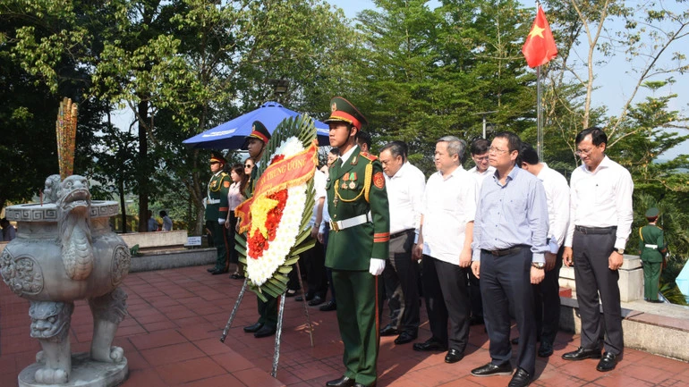Chủ nhiệm Ủy ban Kiểm tra Trung ương Trần Sỹ Thanh dâng hương tại Bia di tích Ban Kiểm tra thuộc Khu di tích lịch sử Quốc gia khu ủy Khu V