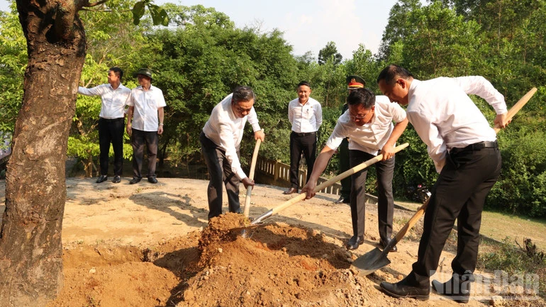 Chủ nhiệm Ủy ban Kiểm tra Trung ương Trần Sỹ Thanh dâng hương tại Bia di tích Ban Kiểm tra thuộc Khu di tích lịch sử Quốc gia khu ủy Khu V