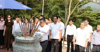 Chủ nhiệm Ủy ban Kiểm tra Trung ương Trần Sỹ Thanh dâng hương tại Bia di tích Ban Kiểm tra thuộc Khu di tích lịch sử Quốc gia khu ủy Khu V