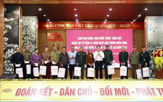 Chủ nhiệm Ủy ban Kiểm tra Trung ương Trần Sỹ Thanh thăm, tặng quà tại Sơn La Chủ nhiệm Ủy ban Kiểm tra Trung ương Trần Sỹ Thanh thăm, tặng quà tại Sơn La
