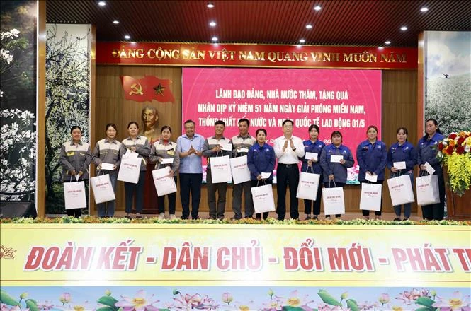 Chủ nhiệm Ủy ban Kiểm tra Trung ương Trần Sỹ Thanh thăm, tặng quà tại Sơn La Chủ nhiệm Ủy ban Kiểm tra Trung ương Trần Sỹ Thanh thăm, tặng quà tại Sơn La