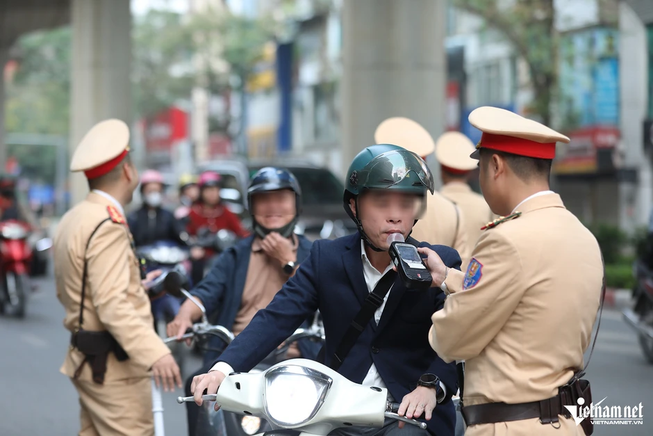 Chủ tịch Hà Nội: Xử nghiêm cán bộ vi phạm nồng độ cồn, không hợp tác với công an Chủ tịch Hà Nội: Xử nghiêm cán bộ vi phạm nồng độ cồn, không hợp tác với công an