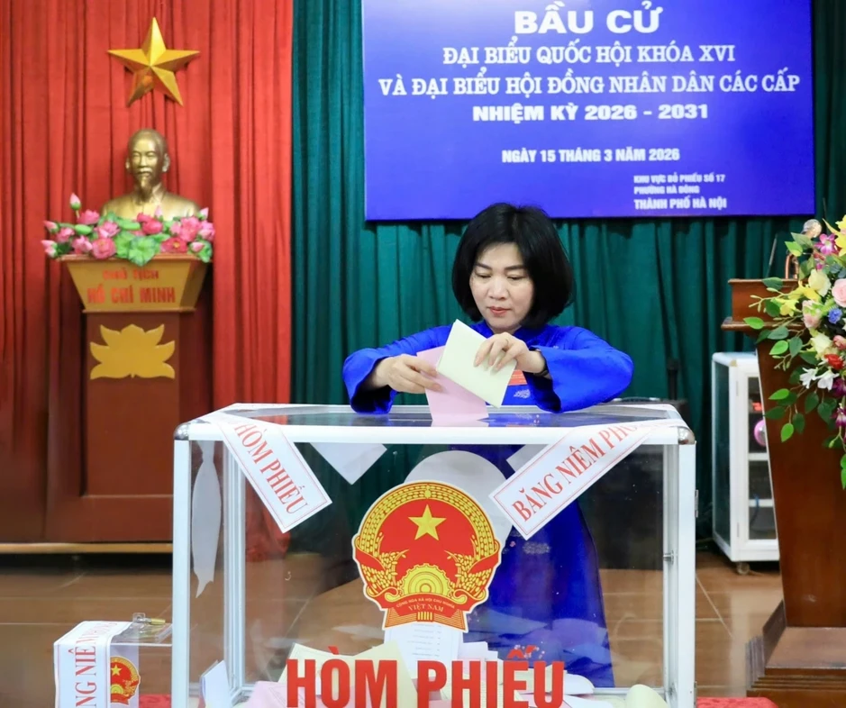 Chủ tịch HĐND TP Hà Nội bỏ phiếu tại khu vực bỏ phiếu số 17, phường Hà Đông