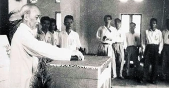 Chủ tịch Hồ Chí Minh đi bầu cử Quốc hội
