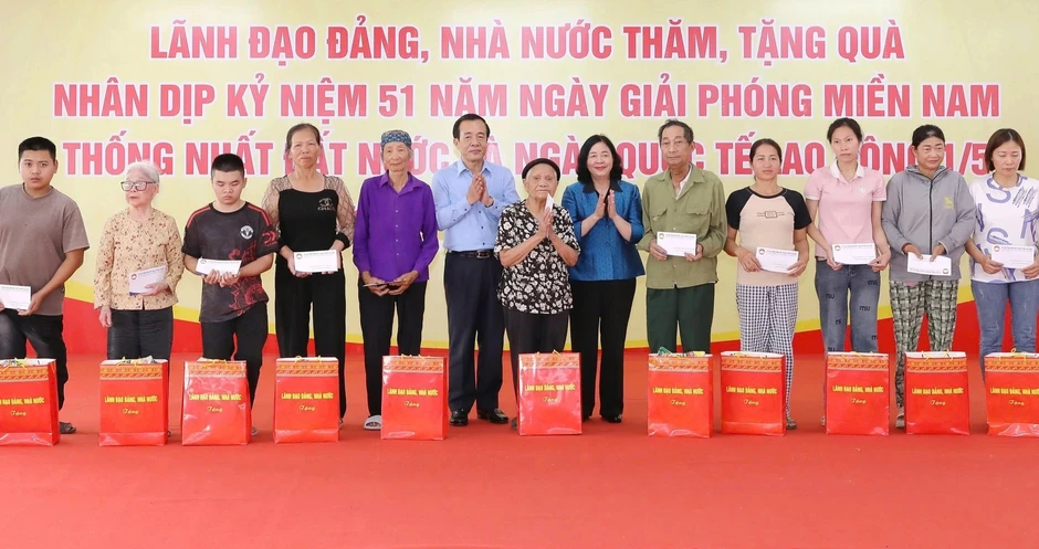 Chủ tịch MTTQ Việt Nam tặng quà cho 320 gia đình chính sách, hộ nghèo Chủ tịch MTTQ Việt Nam tặng quà cho 320 gia đình chính sách, hộ nghèo