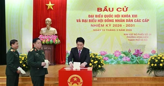 Chủ tịch nước Lương Cường bỏ phiếu bầu cử tại Khu vực bỏ phiếu số 26, phường Hoàn Kiếm, Hà Nội