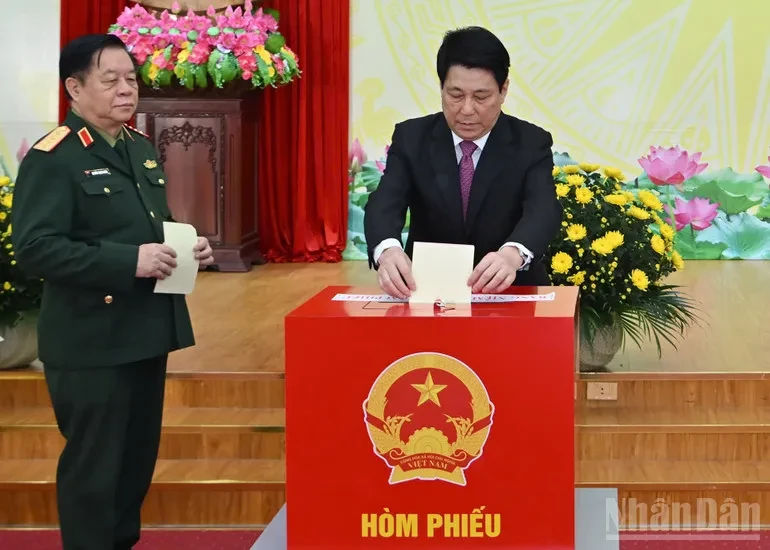 Chủ tịch nước Lương Cường bỏ phiếu tại khu vực bỏ phiếu số 26, phường Hoàn Kiếm, Hà Nội Chủ tịch nước Lương Cường bỏ phiếu tại khu vực bỏ phiếu số 26, phường Hoàn Kiếm, Hà Nội