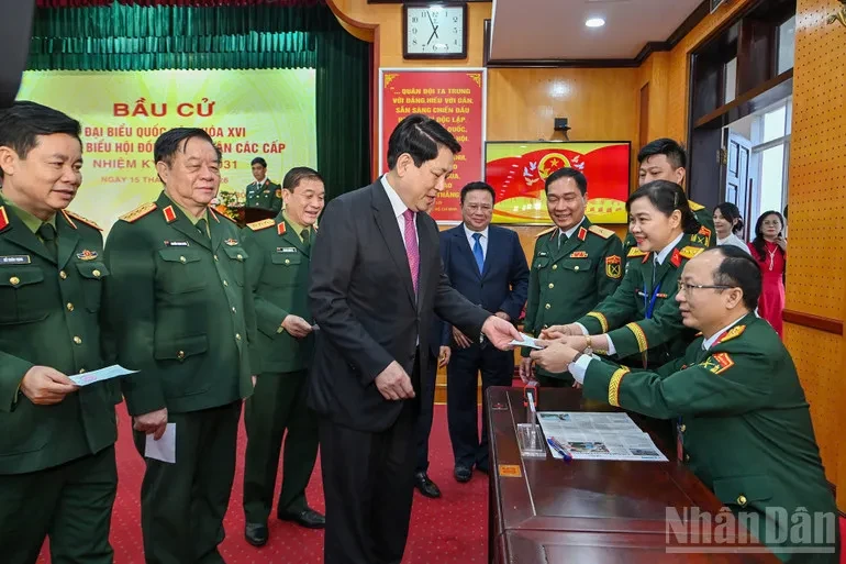 Chủ tịch nước Lương Cường bỏ phiếu tại khu vực bỏ phiếu số 26, phường Hoàn Kiếm, Hà Nội Chủ tịch nước Lương Cường bỏ phiếu tại khu vực bỏ phiếu số 26, phường Hoàn Kiếm, Hà Nội