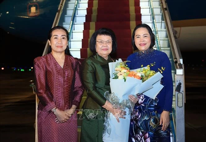 Chủ tịch Quốc hội Campuchia đến Hà Nội, bắt đầu thăm chính thức Việt Nam Chủ tịch Quốc hội Campuchia đến Hà Nội, bắt đầu thăm chính thức Việt Nam