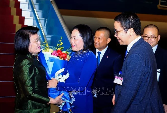 Chủ tịch Quốc hội Campuchia đến Hà Nội, bắt đầu thăm chính thức Việt Nam Chủ tịch Quốc hội Campuchia đến Hà Nội, bắt đầu thăm chính thức Việt Nam