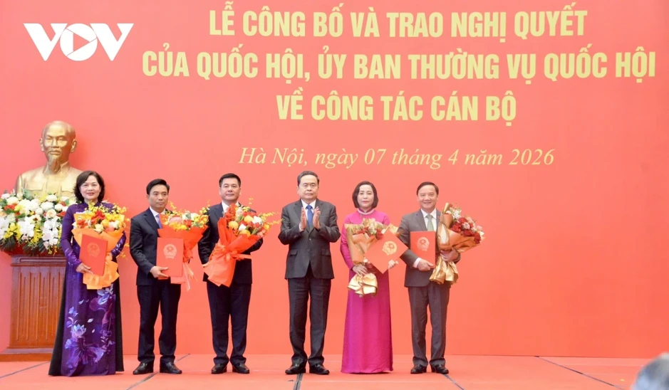 Chủ tịch Quốc hội chủ trì Lễ công bố và trao các Nghị quyết về công tác cán bộ Chủ tịch Quốc hội chủ trì Lễ công bố và trao các Nghị quyết về công tác cán bộ