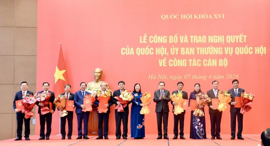 Chủ tịch Quốc hội chủ trì Lễ công bố và trao các Nghị quyết về công tác cán bộ Chủ tịch Quốc hội chủ trì Lễ công bố và trao các Nghị quyết về công tác cán bộ