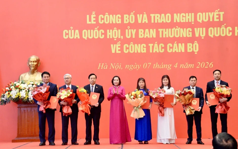 Chủ tịch Quốc hội chủ trì Lễ công bố và trao các Nghị quyết về công tác cán bộ Chủ tịch Quốc hội chủ trì Lễ công bố và trao các Nghị quyết về công tác cán bộ