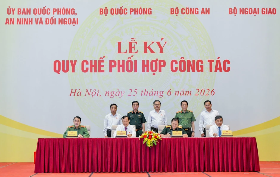 Chủ tịch Quốc hội chứng kiến Lễ ký quy chế phối hợp trong lĩnh vực quốc phòng, an ninh và đối ngoại Chủ tịch Quốc hội chứng kiến Lễ ký quy chế phối hợp trong lĩnh vực quốc phòng, an ninh và đối ngoại