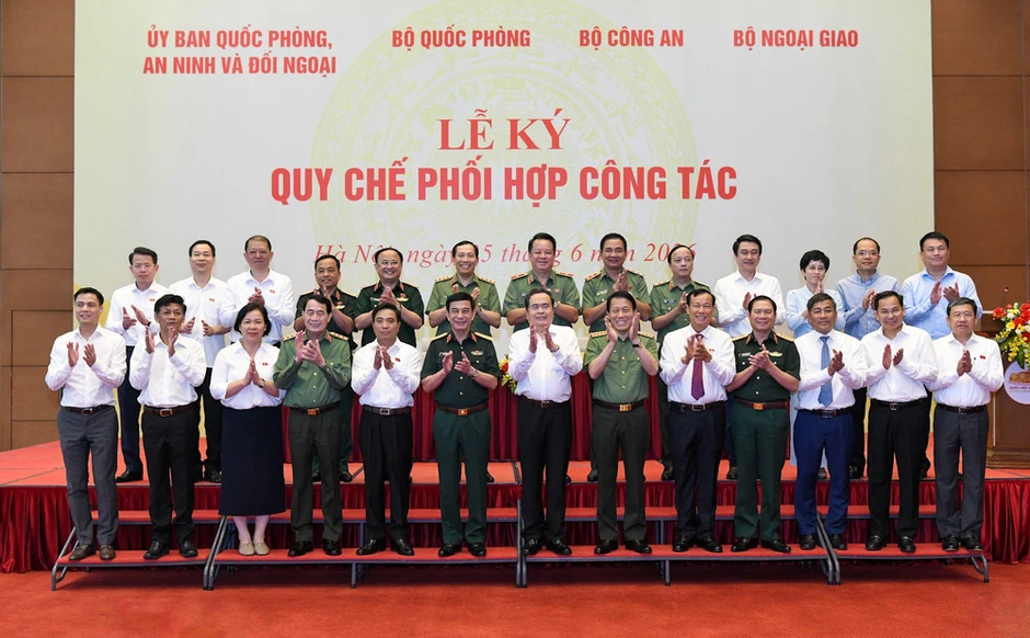 Chủ tịch Quốc hội chứng kiến Lễ ký quy chế phối hợp trong lĩnh vực quốc phòng, an ninh và đối ngoại Chủ tịch Quốc hội chứng kiến Lễ ký quy chế phối hợp trong lĩnh vực quốc phòng, an ninh và đối ngoại